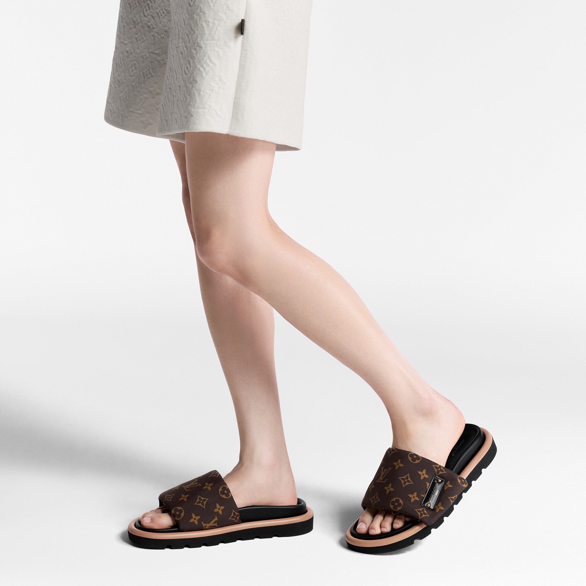  Sapatos Mules e Chinelos Chinelo Pool Pillow | Louis Vuitton ® (Zoom no Produto)
