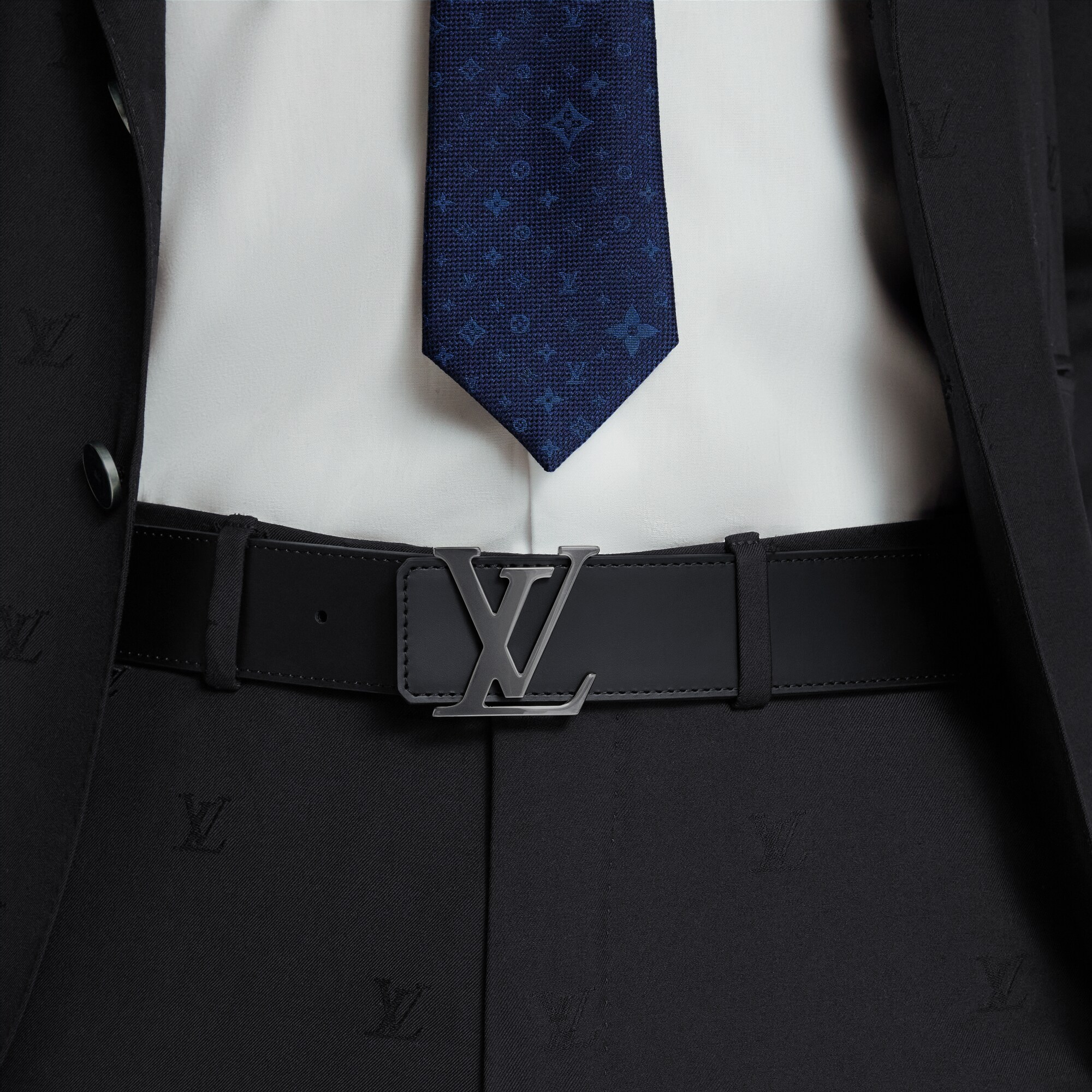 Monogram Eclipse Acessórios Cintos CINTO LV INITIALES REVERSÍVEL 40MM  | Louis Vuitton ® (Zoom no Produto)