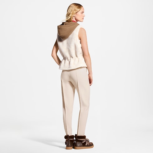 Colete em Fleece com Monogram – Vista de Ambiente