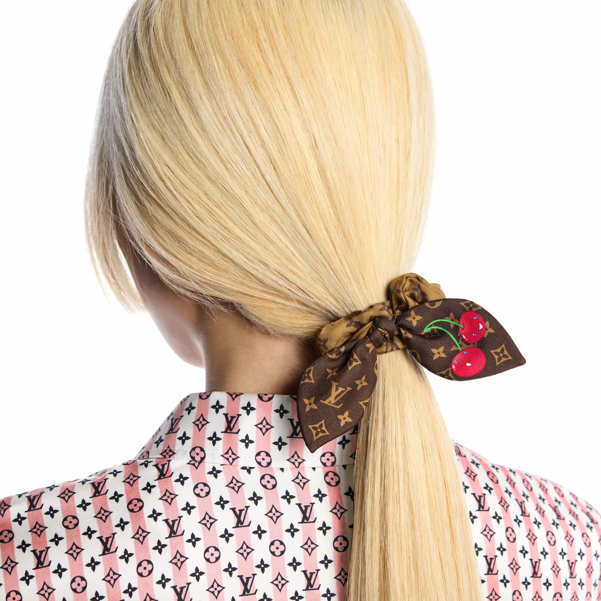 S00 Acessórios Acessórios para Cabelo Conjunto de Elásticos LV x TM Monogram Cerise | Louis Vuitton ® (Zoom no Produto)