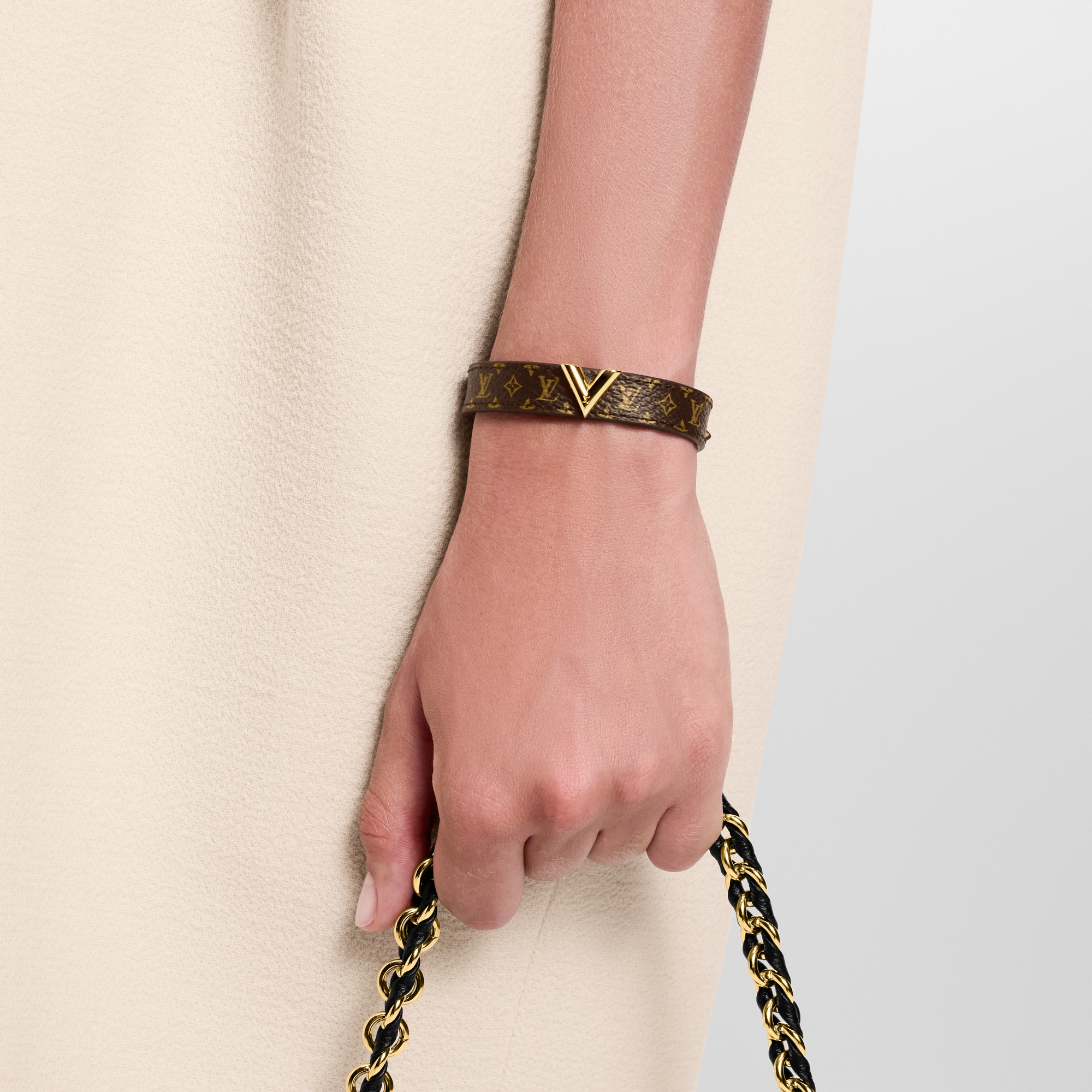 Outros Canvas Monogram Acessórios Pulseiras em Couro Essential V Bracelet | Louis Vuitton ® (Zoom no Produto)