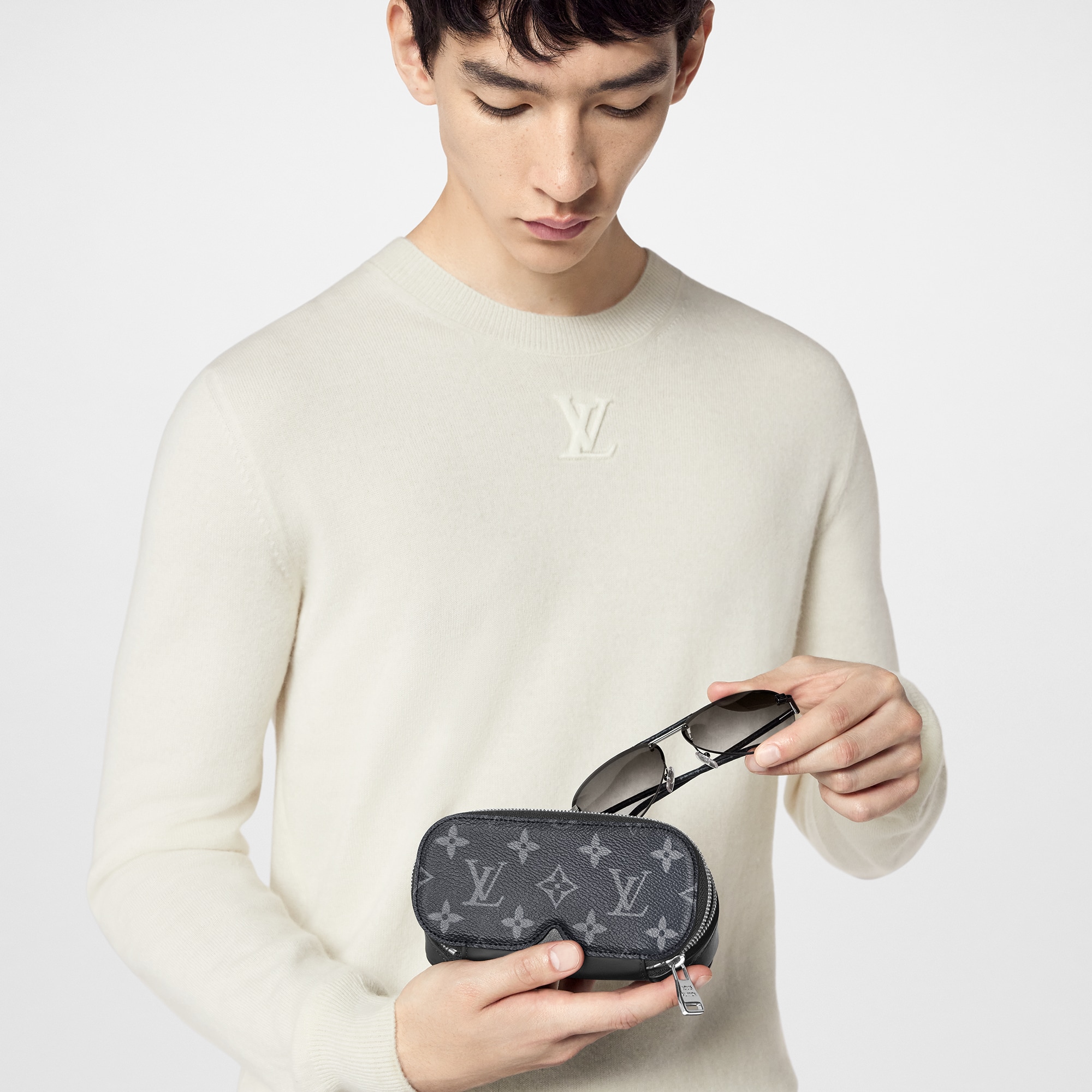Monogram Eclipse Esporte e Jogos } Estojo para Óculos de Sol GM | Louis Vuitton ® (Zoom no Produto)