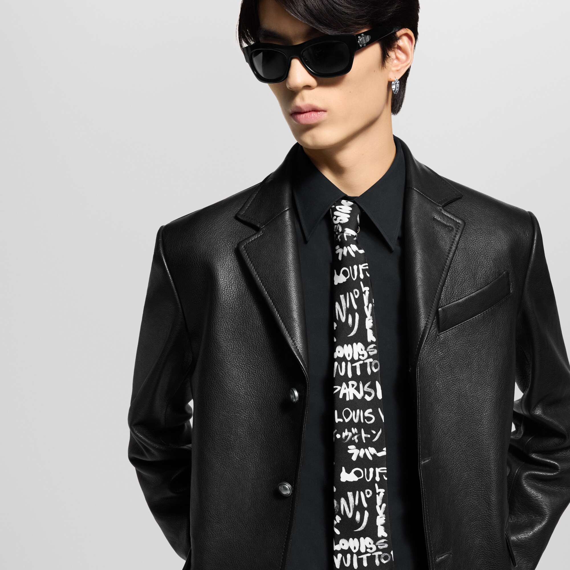 S00 Acessórios Gravatas e Lenços de Bolso Gravata LV Scribble | Louis Vuitton ® (Zoom no Produto)