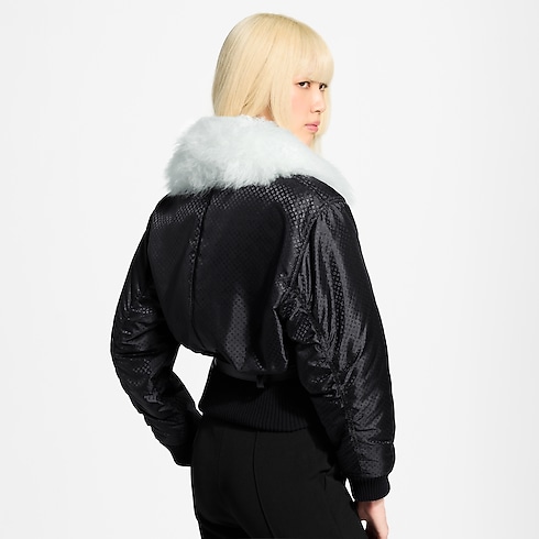 Jaqueta Bomber Nanogram com Gola de Shearling – Vista No Corpo (Detalhe)