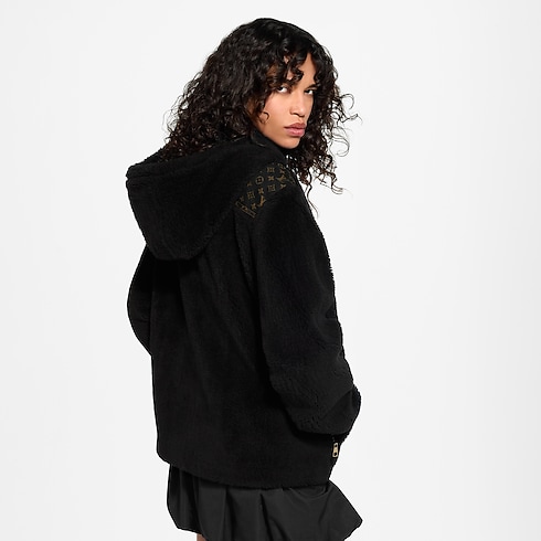 Jaqueta de Fleece com Detalhe Monogram – Vista No Corpo (Detalhe)