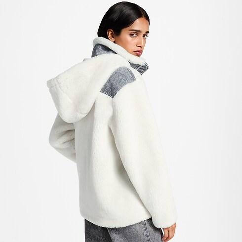 Jaqueta de Fleece com Detalhe Monogram – Vista No Corpo (Detalhe)