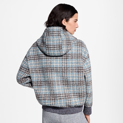 Jaqueta Esportiva em Tweed Xadrez com Zíper – Vista No Corpo (Detalhe)
