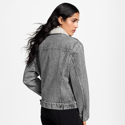 Jaqueta Jeans Forrada com Fleece – Vista No Corpo (Detalhe)