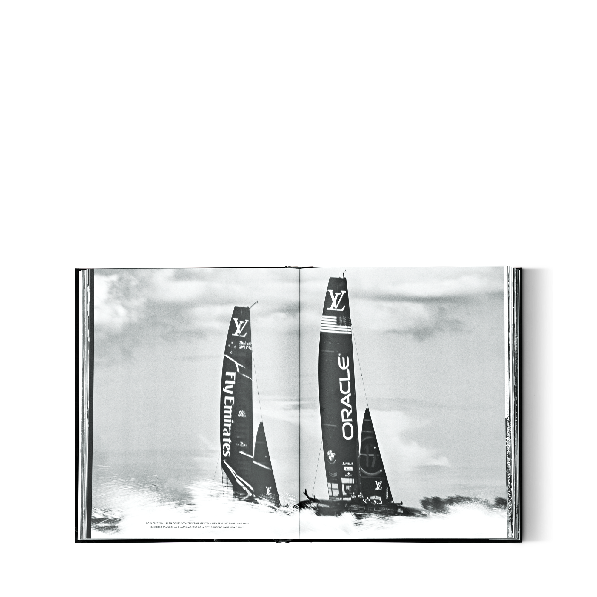  Livros e Papelaria Livros de Capa Dura Louis Vuitton Trophy Trunks - Versão em Francês | Louis Vuitton ® (Zoom no Produto)