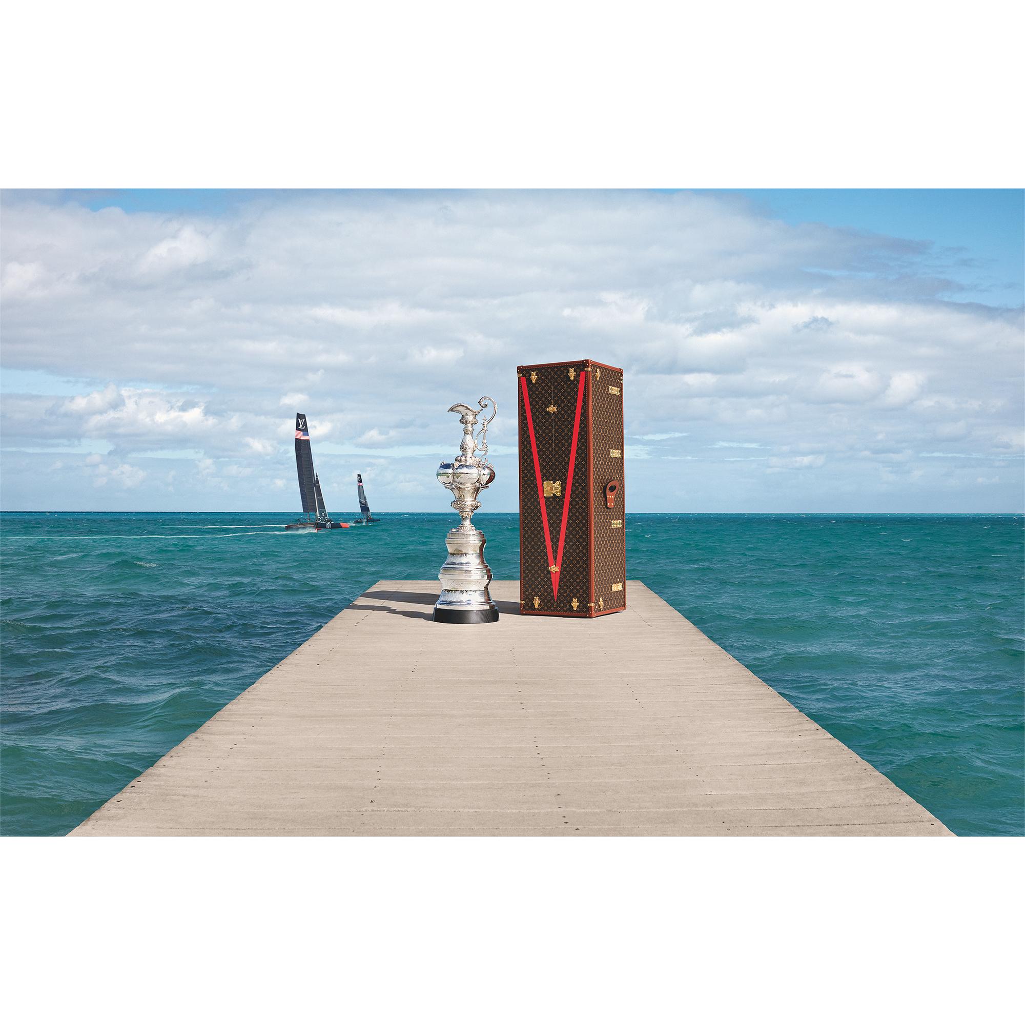  Livros e Papelaria Livros de Capa Dura Louis Vuitton Trophy Trunks - Versão em Inglês | Louis Vuitton ® (Zoom no Produto)
