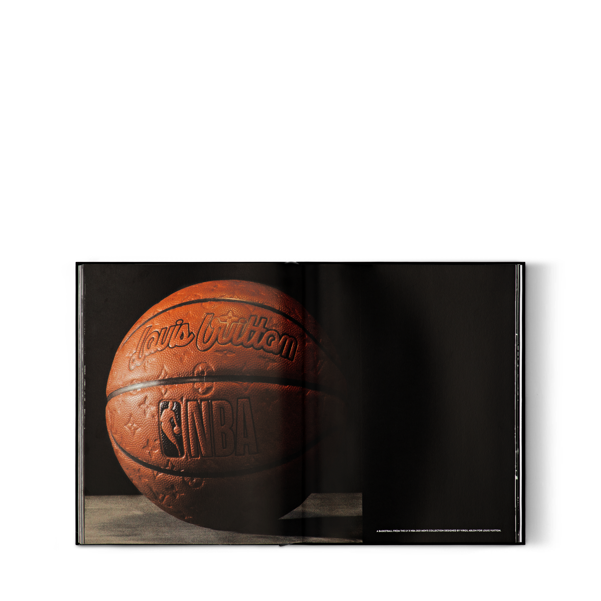  Livros e Papelaria Livros de Capa Dura Louis Vuitton Trophy Trunks - Versão em Inglês | Louis Vuitton ® (Zoom no Produto)