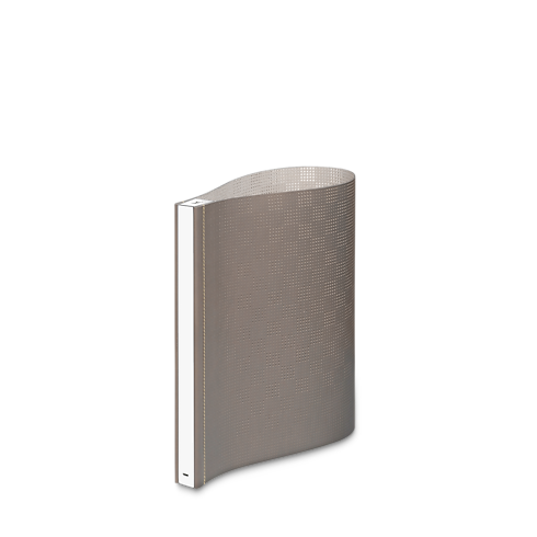 Destaques Campanha Art of Living Luminária Surface por Nendo | Louis Vuitton ® (Zoom no Produto)