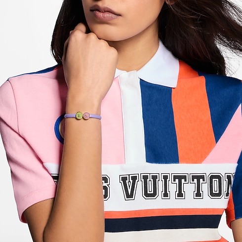 LV Confetti Bracelet – Vista No Corpo (Detalhe)