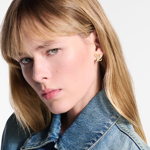 LV Iconic Enamel Earrings – Vista No Corpo (Detalhe)