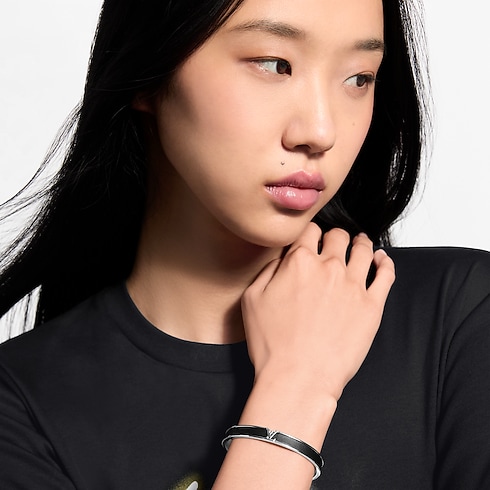 LV Initiales Bracelet – Vista No Corpo (Detalhe)