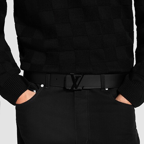 LV Initiales Damoflage 40mm Reversible Belt – Vista No Corpo (Detalhe)