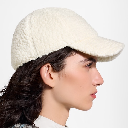 LV League Wool Bouclette Cap – Vista No Corpo (Detalhe)
