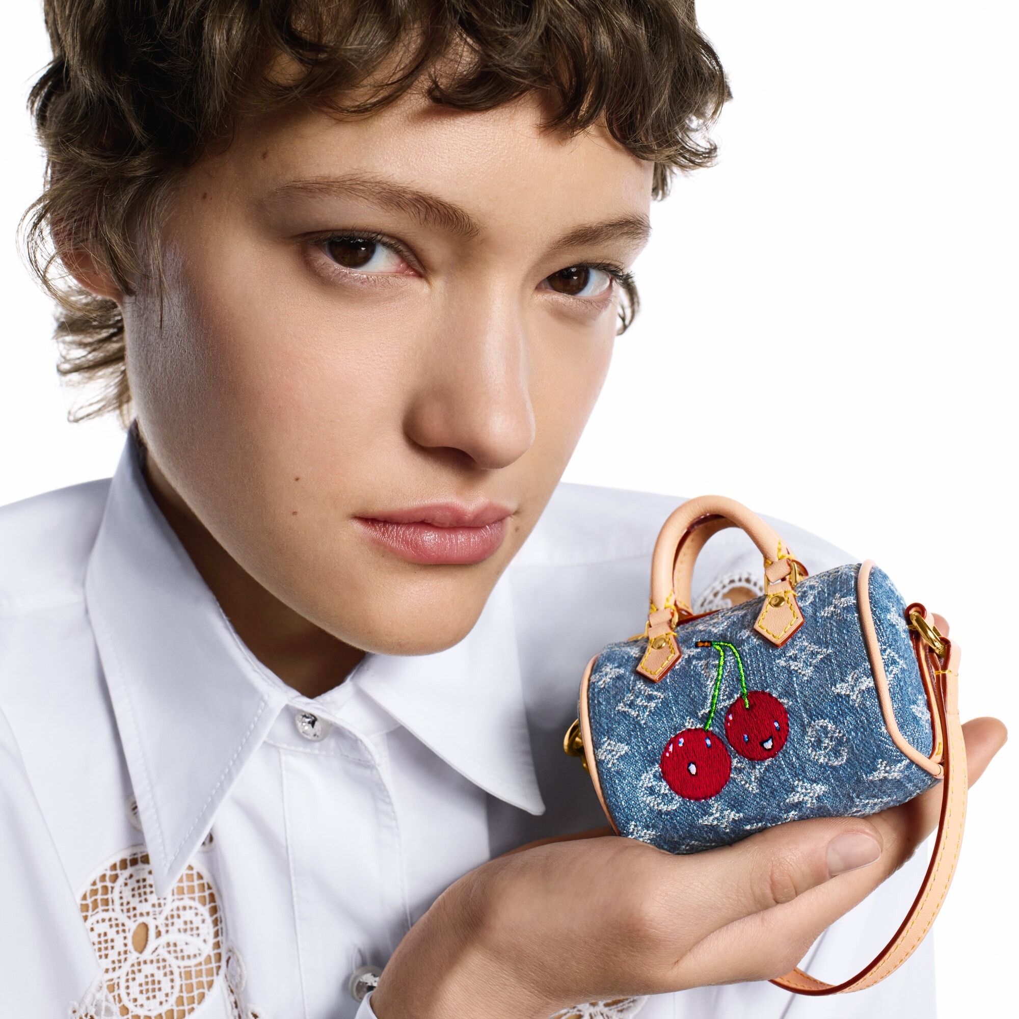 S00 Acessórios Chaveiros e Bag Charms LV x TM Charm de Bolsa Micro Speedy Denim Cerise | Louis Vuitton ® (Zoom no Produto)