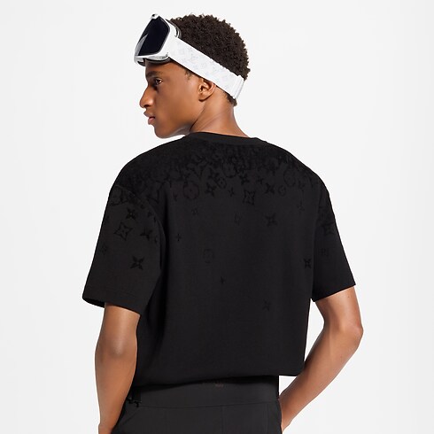 Monogram Short-Sleeved Crewneck – Vista No Corpo (Detalhe)
