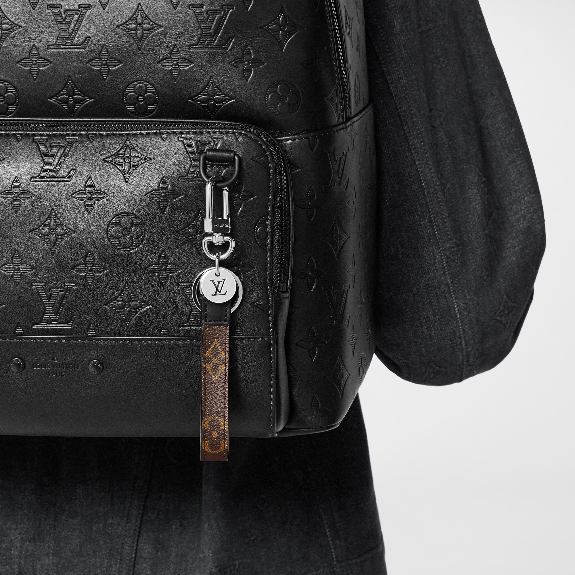 S00 Acessórios Chaveiros e Bag Charms Monogram Slim Dragonne Bag Charm And Key Holder | Louis Vuitton ® (Zoom no Produto)