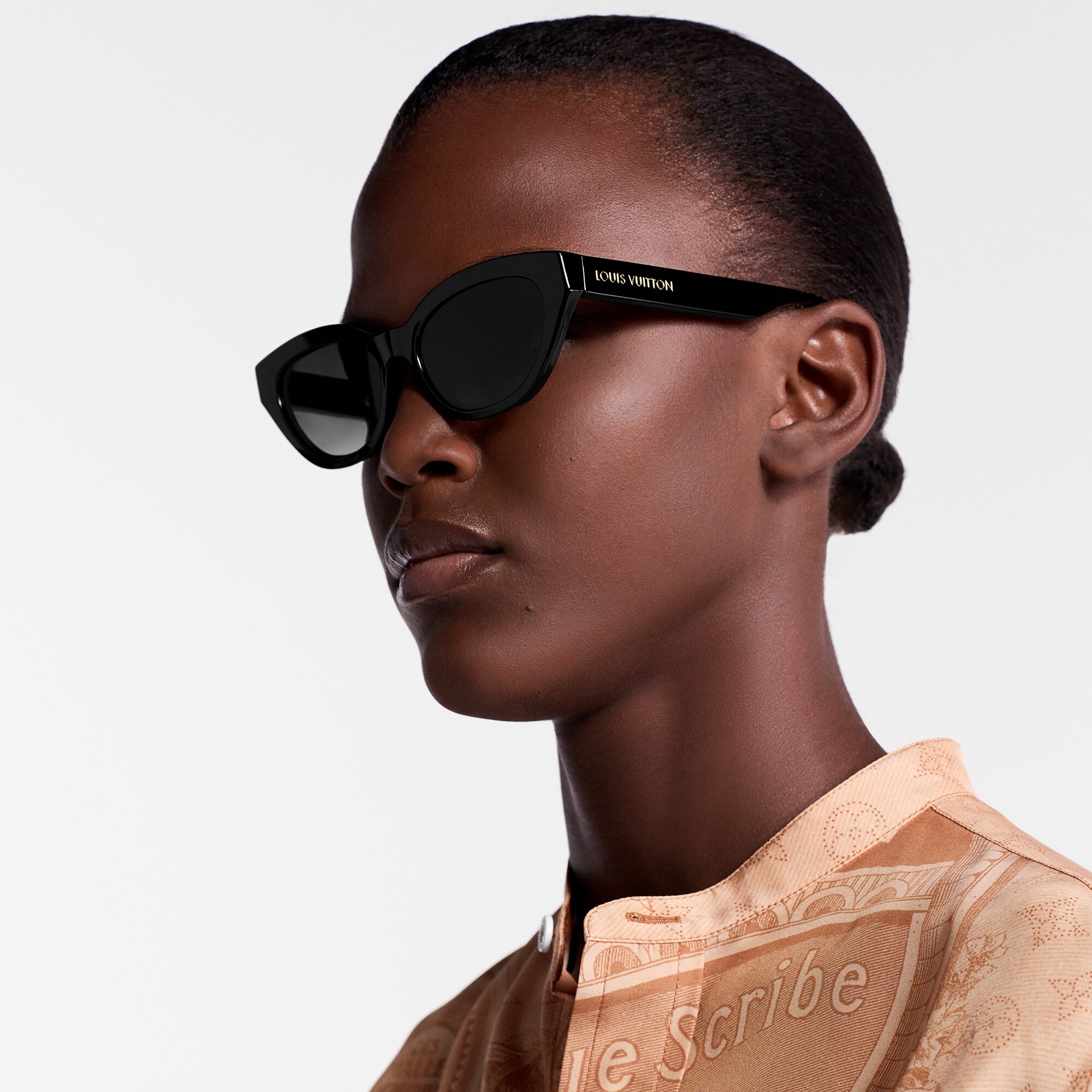 S00 Acessórios Óculos de Sol Óculos de Sol Gatinho LV Essential | Louis Vuitton ® (Zoom no Produto)