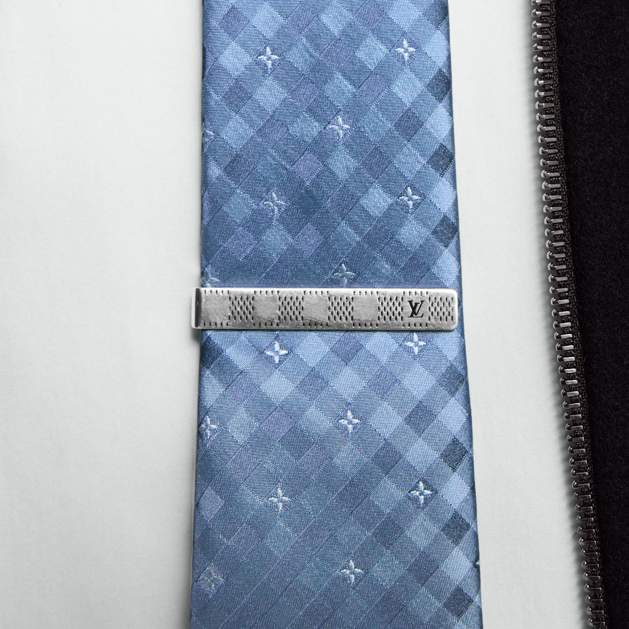 S00 Acessórios Gravatas e Lenços de Bolso Pin de Gravata LV Suit | Louis Vuitton ® (Zoom no Produto)