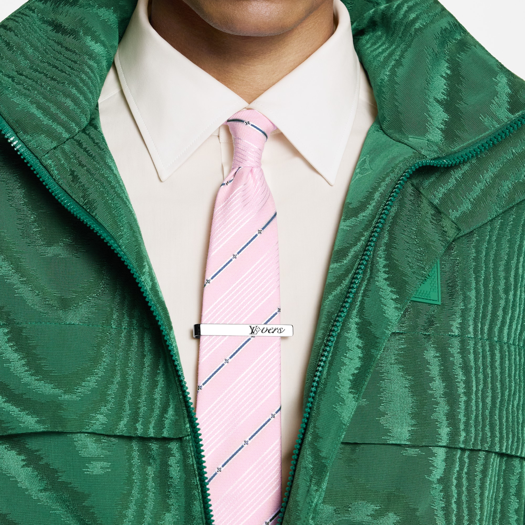 S00 Acessórios Gravatas e Lenços de Bolso Pin de Gravata LV Vers | Louis Vuitton ® (Zoom no Produto)