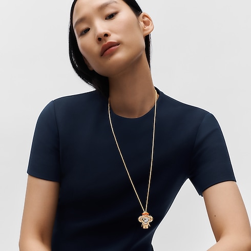 Categorias Colares e Pingentes Pingente Vivienne Lion Dance Laranja Esmaltado em Ouros Amarelo e Branco com Diamantes e Pedras Coloridas | Louis Vuitton ® (Zoom no Produto)