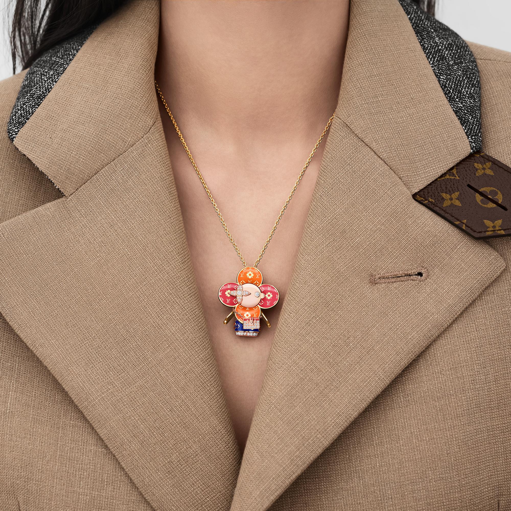  Categorias Todas as Joias Pingente Vivienne Petite Malle em Ouro Amarelo, Ouro Rosa, Esmalte e Diamantes | Louis Vuitton ® (Zoom no Produto)