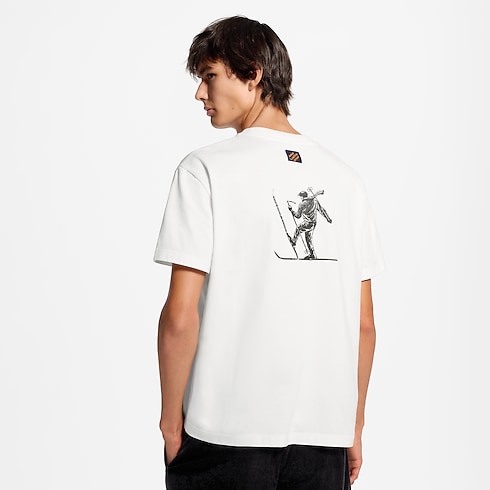 Printed Signature Short-Sleeved T-Shirt – Vista No Corpo (Detalhe)
