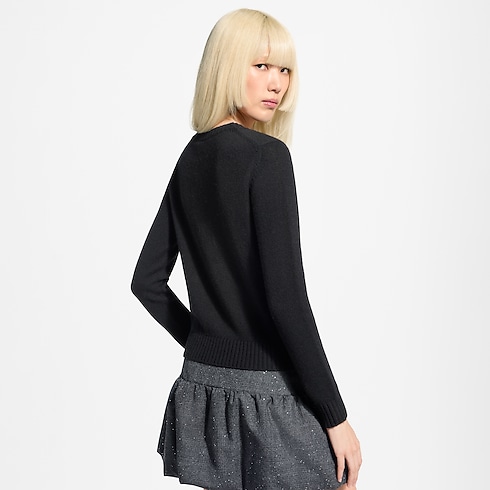 Pulôver de Cashmere com Assinatura Brilhante – Vista No Corpo (Detalhe)