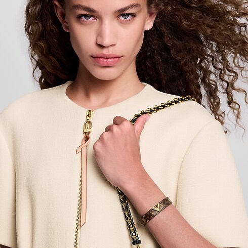 Pulseira Essential V – No Corpo