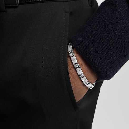 Pulseira Monogram Tied Up – Vista No Corpo (Detalhe)
