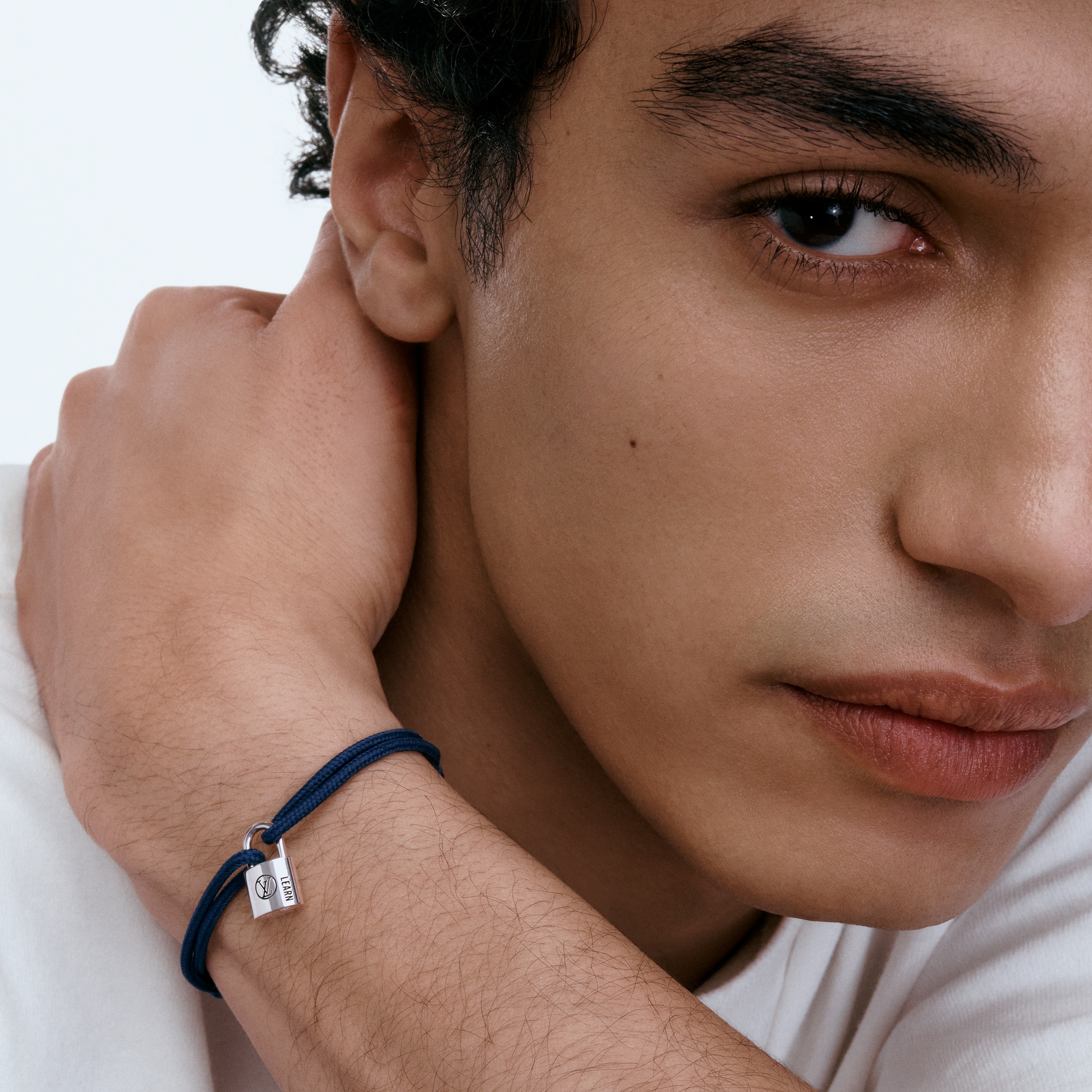  Categorias Pulseiras Pulseira Silver Lockit em Prata de Lei com Trabalho Esmaltado em Preto e Cordão de Poliéster Azul | Louis Vuitton ® (Zoom no Produto)