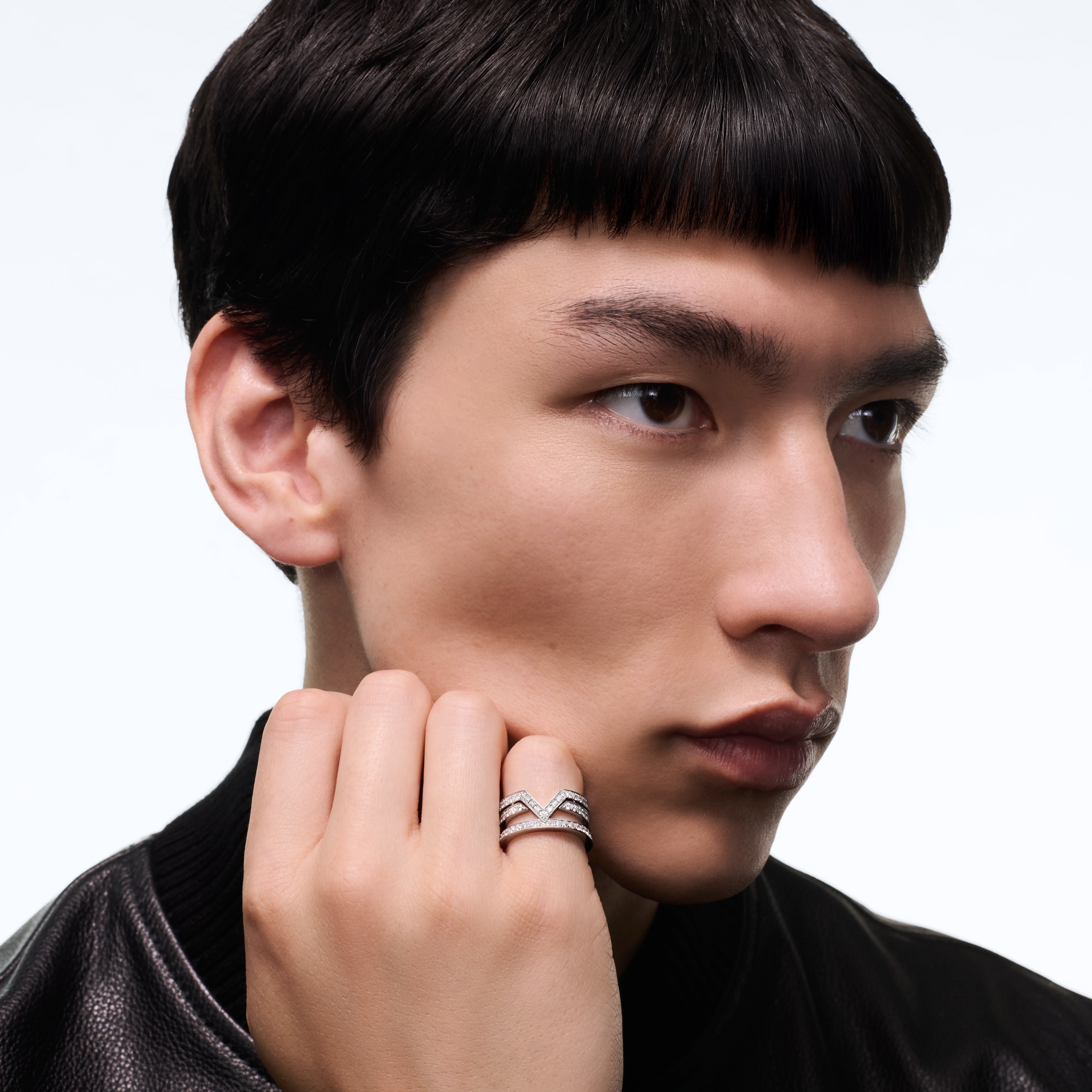  Joalheira Aneis Pure V Ring, White Gold and Diamonds | Louis Vuitton ® (Zoom no Produto)