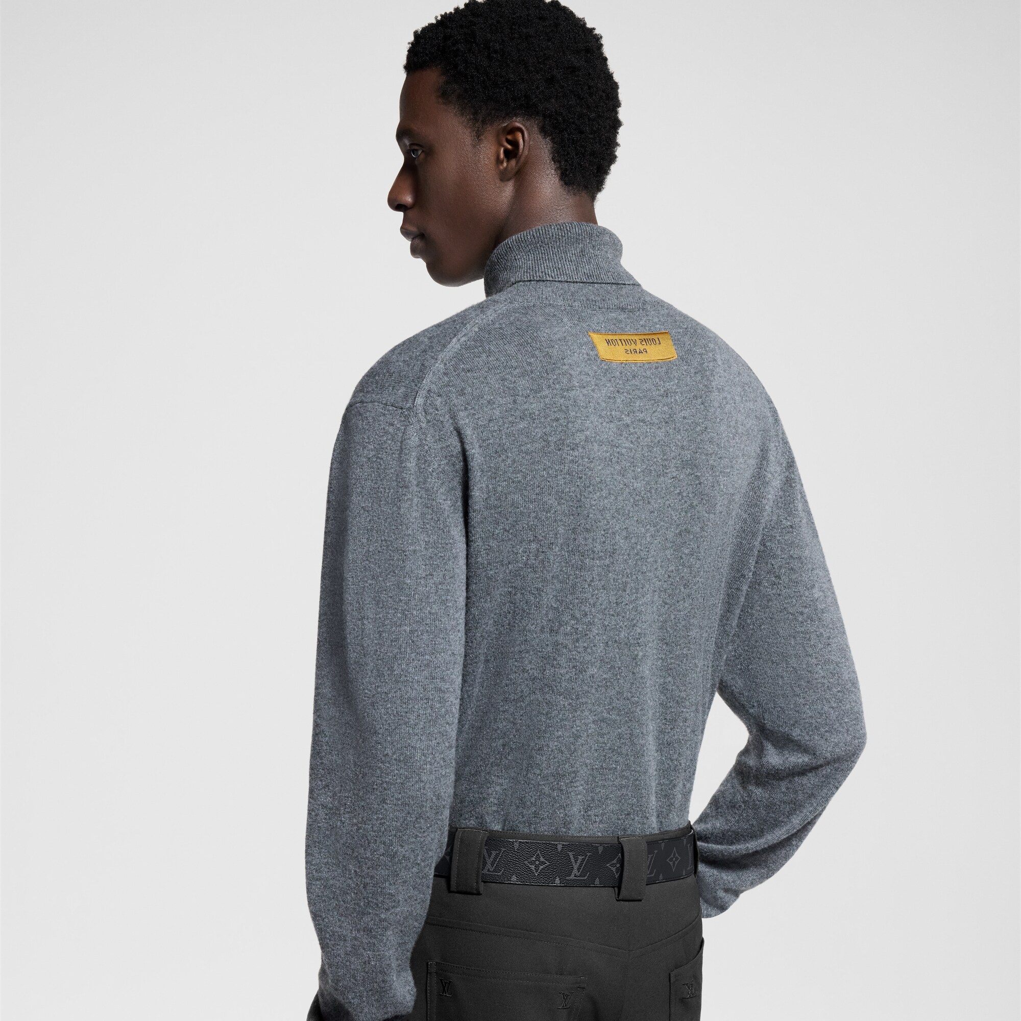  Holiday Presentes para Ele Suéter de Gola Rolê com LV em Relevo LVSE | Louis Vuitton ® (Zoom no Produto)