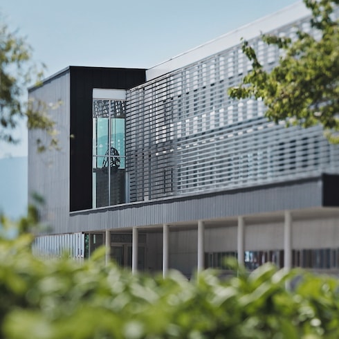 Todos os Relógios } Tambour, Automatic, 40mm, Yellow gold | Louis Vuitton ®