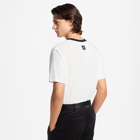 Velvet Graphic Short-Sleeved T-Shirt – Vista No Corpo (Detalhe)